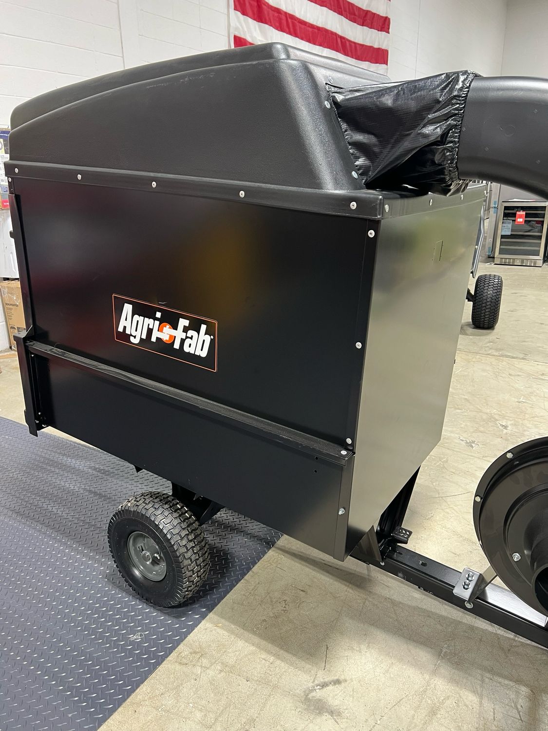 Agri-Fab-Mow-N-Vac-32-Cu-Ft-Capacit.jpg
